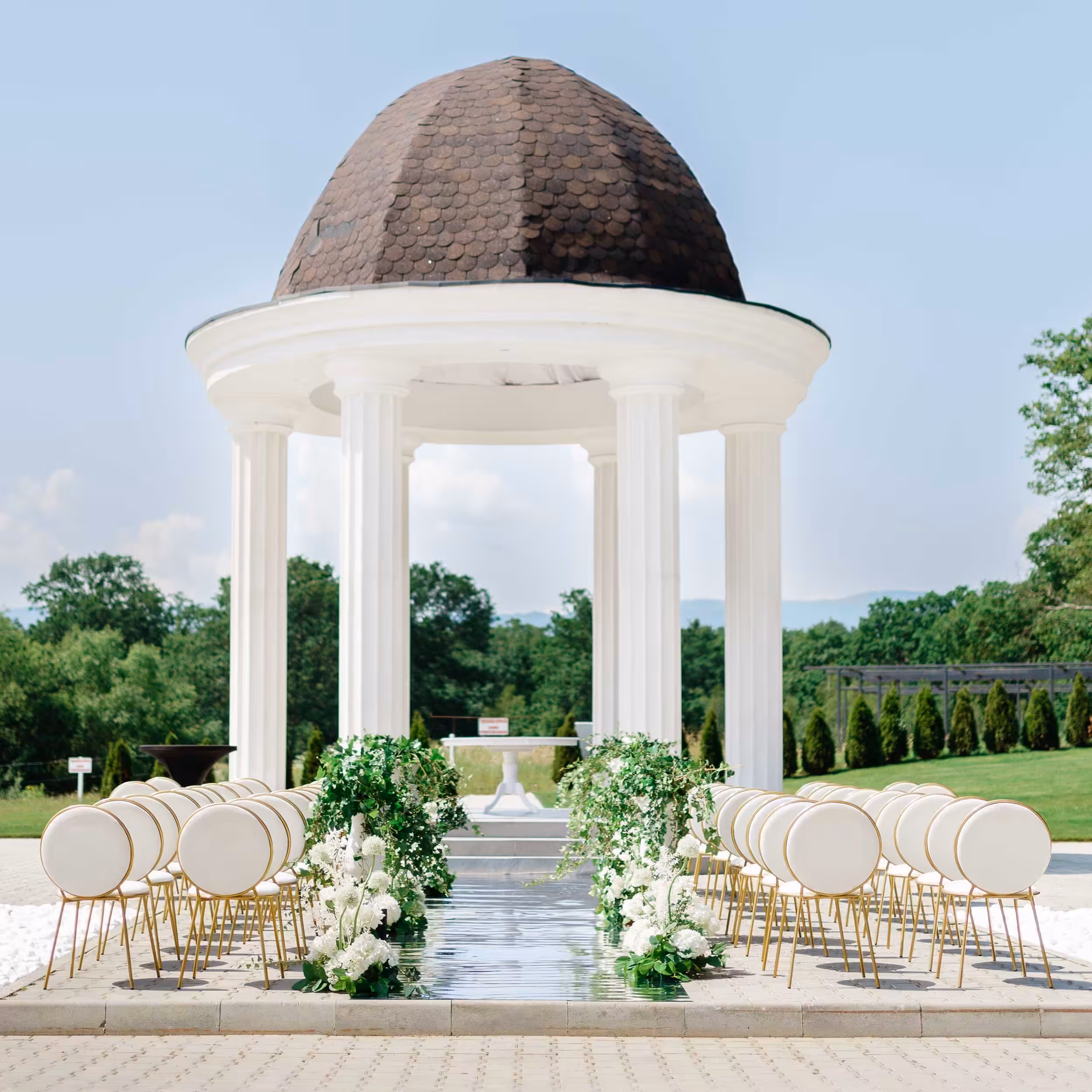 Cupola de cerimonii , decoruri florale albe la locație nuntă Symphony Lake Sibiu